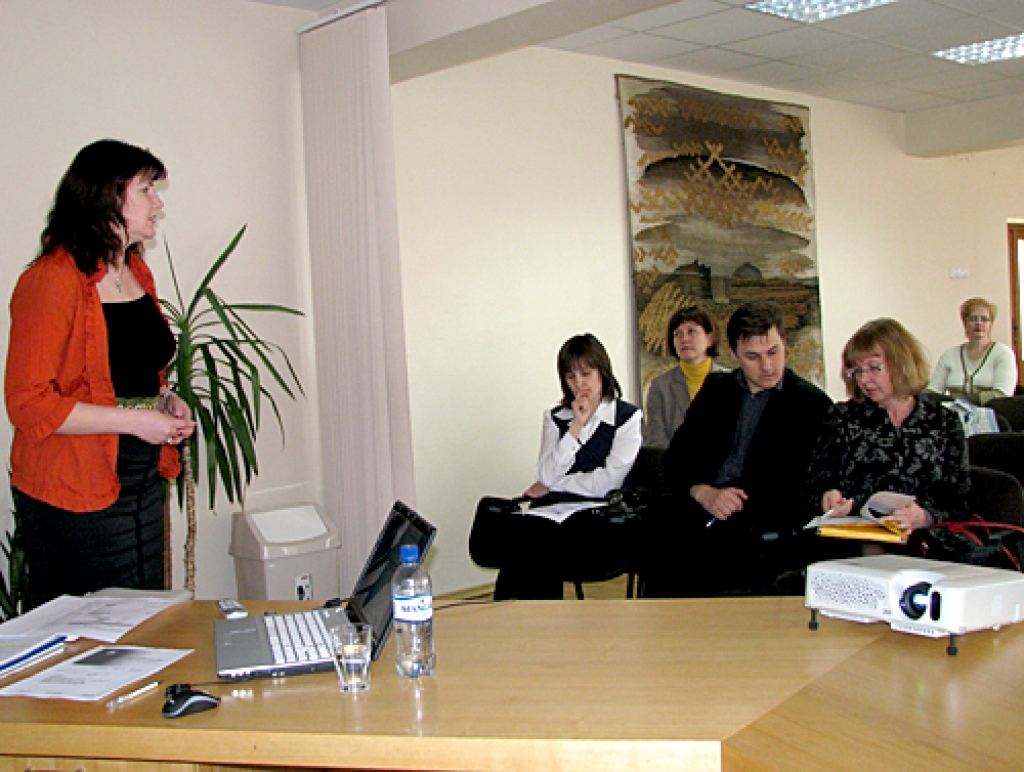 Bauskas novada attīstības programmas izstrādes uzsākšanas seminārā sanākušos uzrunā projekta vadītāja Jolanta Gūža.
Autors: Vilnis Auzāns