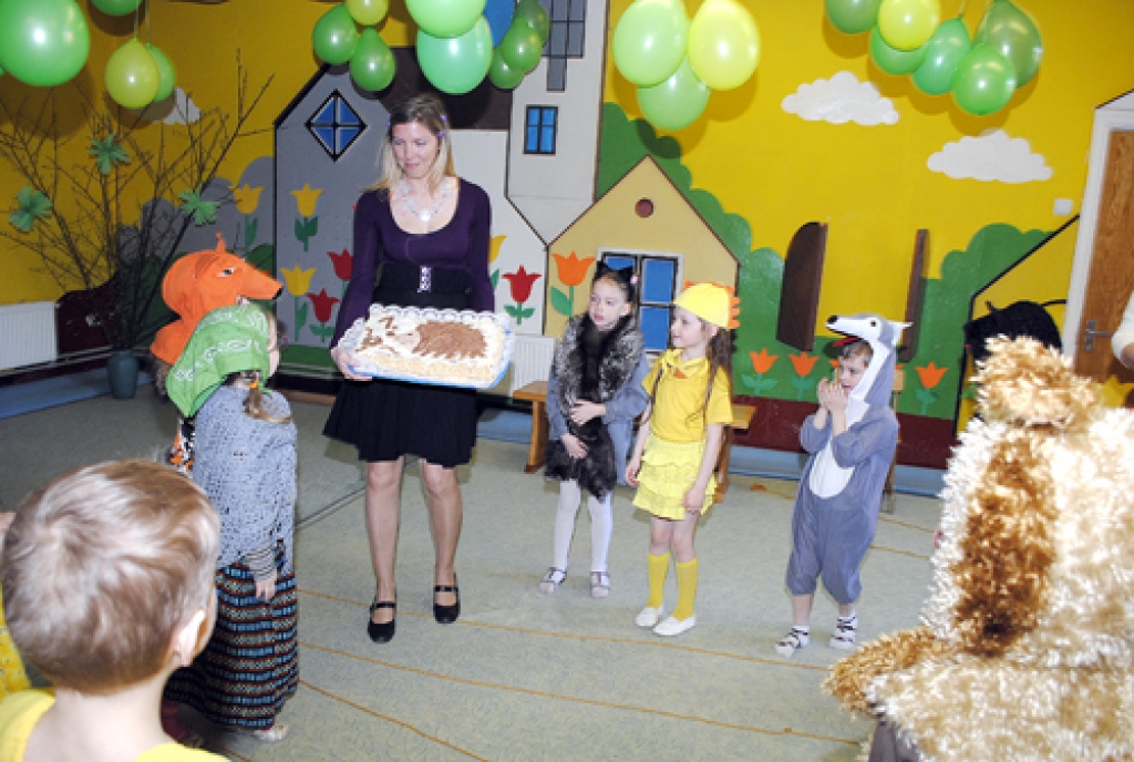 Pēc izrādes par Rausīti «Ezīšu» grupiņas audzinātāja Inga Šteinharde bērniem pasniedza kūku. To gatavojot, audzinātāja kopā ar filiāles pavāriem strādājusi visu iepriekšējo vakaru.
Autors: Juris Iļņickis