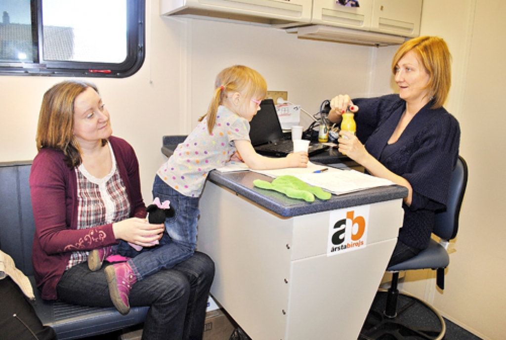 Irina Gutjare (no kreisās) pie uz konsultāciju pie ārsta atkārtoti atvedusi meitiņu Karīnu, stāsta mobilā veselības aprūpes centra direktore Vija Tirzmale.
Autors: Juris Iļņickis