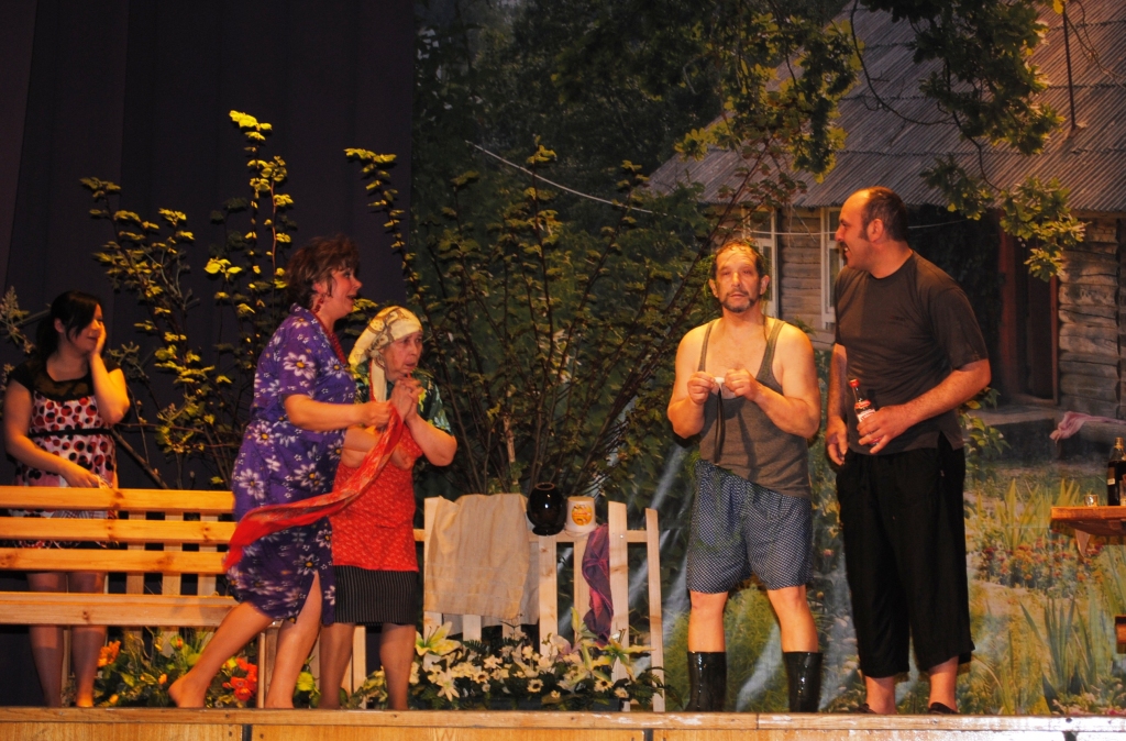 Ilzīti spēlē Arta Skrējāne (no kreisās), saimnieces lomā iejutusies Aija Targonija (vidū), krustdēlu atveido Raimonds Berķis (no labās). Artai un Raimondam šī ir pirmā izrāde «Dadžu» sastāvā.
Autors: Aiga Baltalksne