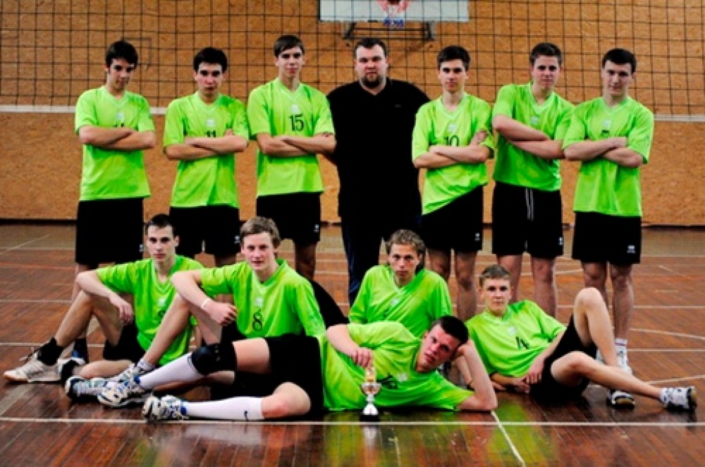 Vecumnieku novada domes sporta skolas volejbola komanda ar treneri Jānis Plūmi. 
Autors: vecumnieki.lv