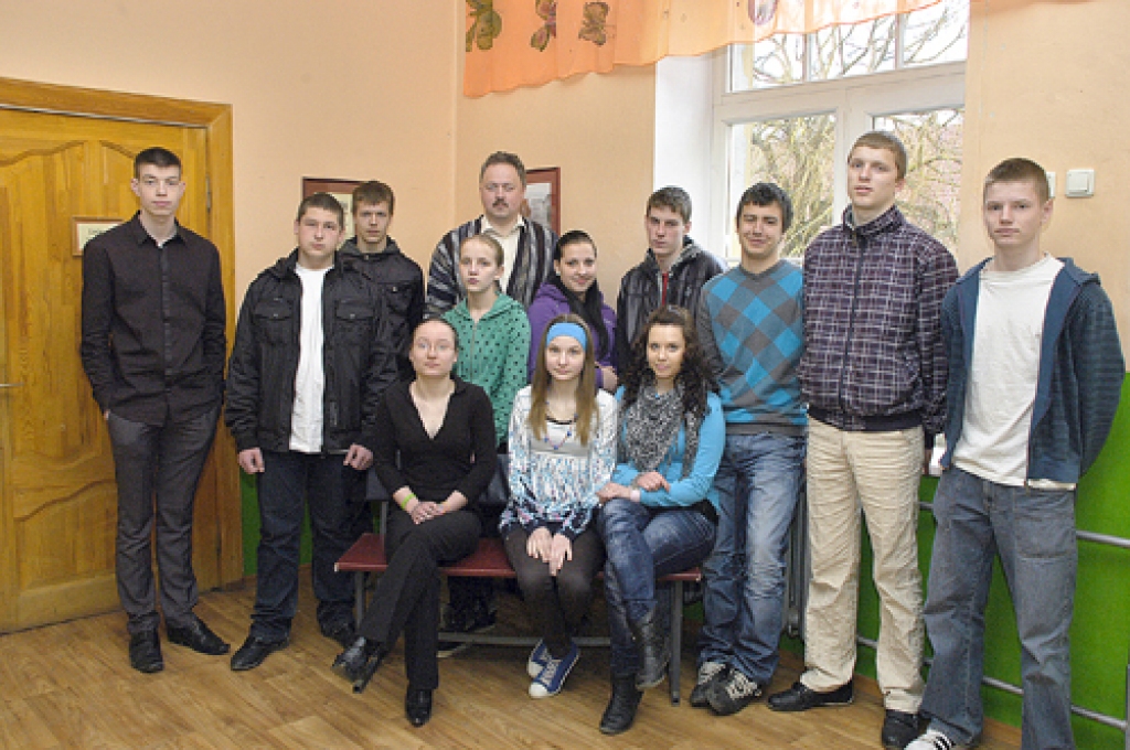 Bauskas Kristīgās pamatskolas 9. klasē mācās: Sindija Anča, Dace Bukša,Līva Balode, Dāvis Kalniņš, Ronalds Klāvēns, Ruslans Kuzņecovs, Laura Lataite, Antons Matuļenko, Zane Rumba, Edgars Staņķis, Vinarts Tūrs, Filips Ušerovskis. Klases audzinātājs Arvo Karelsons. Fotografēšanās brīdī klāt nebija Kristiānas Brūveres, Edgara Grīvas, Toma Kubiliusa.
Autors: Ivars Bogdanovs