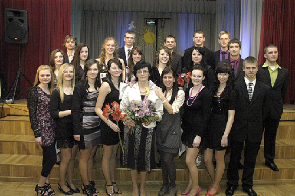 Skaistkalnes vidusskolas 12. klase žetonu vakarā šā gada februārī: Rūta Bērziņa, Jana Dombrovska, Baiba Drevinska, Liesma Eņģele, Elva Erdmane, Anita Grīnberga, Lauris Igaunis, Iveta Iubule, Egita Meteņko, Jānis Morozovs, Madara Rozēna, Vilnis Saulītis, Intars Seleznevs, Ulvis Siliņš, Kristīne Spoģe, Renārs Valškēvics, Marita Vasiļauska, Vitnija Villa, Annija Vora, Toms Ziemelis un Mareks Žeiris. Klases audzinātāja Regīna Zeltiņa.
Autors: Ivars Bogdanovs