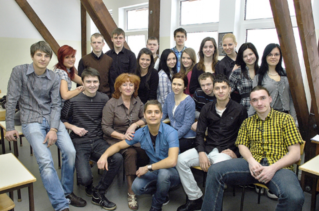 Iecavas vidusskolas 12.a klasē mācās: Diāna Andrējeva, Eduards Belinskis, Beatrise Dzene, Marika Elksnīte, Jānis Goldmanis, Kristaps Kanbergs, Mārtiņš Kopeika, Eduards Krumovics, Madara Krūmiņa, Laura Liepiņa, Kārlis Onzuls, Evija Pola, Arturs Rūsiņš, Daiga Sporne, Kārlis Stendenbergs, Ansis Tonigs, Solveiga Veismane, Austra Voitišķe, Artūrs Voroškovs. Audzinātāja Milita Pīlādze. Fotografēšanās brīdī klāt nebija: Laura Arāja, Oskars Uļinskis, Kristiāna Zoltnere.
Autors: Ivars Bogdanovs