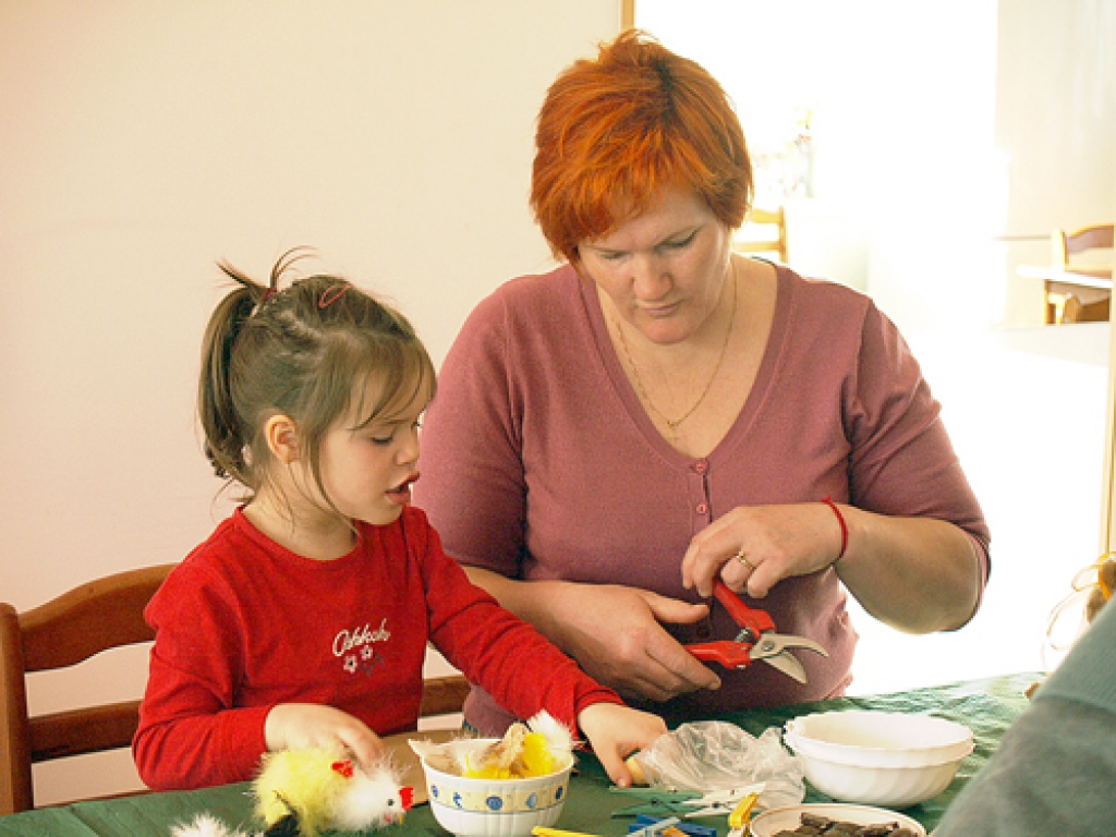 Zorģu radošajā darbnīcā ligzdiņu Lieldienu olām kopīgi gatavo Sarmīte Avota (no labās) un mazā Tīna.
Autors: Madara Ērgle