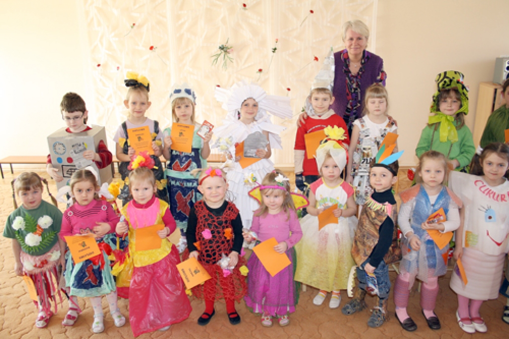 Raibais pulks modes skatē priecēja ar krāsām un formām.
Autors: no «Dartijas» arhīva