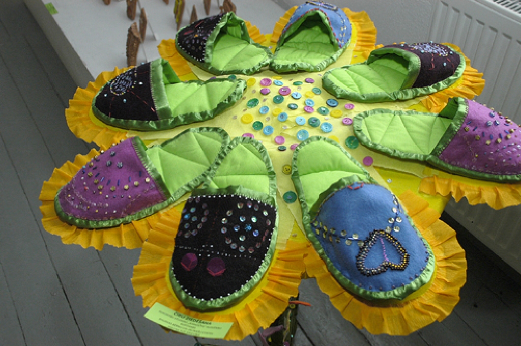 Rokdarbu studijas «Kamolītis» meiteņu kopdarbs ( Bērnu un jauniešu centra pedagoģe Ilze Krieviņa) ir viens no konkursā godalgotajiem. 
Autors: no «Bauskas Dzīves» arhīva