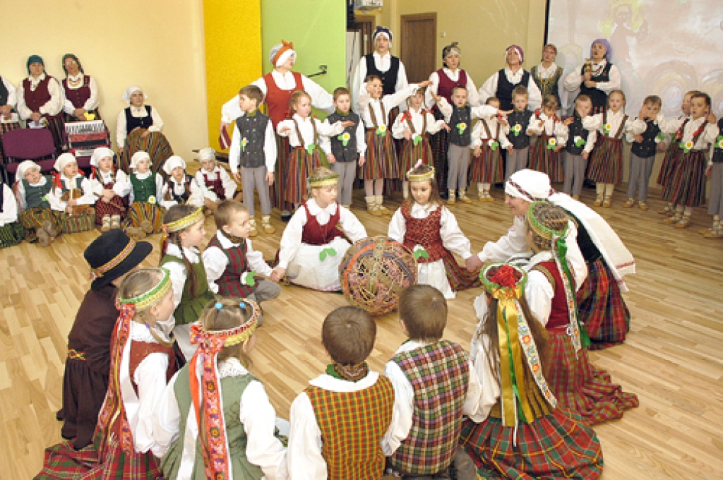 Bērnudārzu «Mārpuķīte» un «Ažouliukas» mazuļu uzstāšanās bija sirsnīgu emociju piepildīta. 
Autors: Ivars Bogdanovs