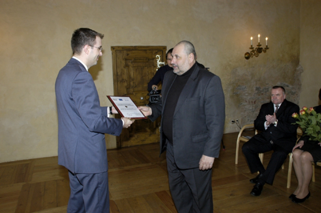 Māris Skanis, Bauskas pils muzeja direktors,  13. aprīlī  saņēma simbolisku Eiropas Savienības (ES)  fondu projektos izmaksātā «Miljardā lata sertifikātu». To pasniedza Finanšu ministrijas valsts sekretāra vietnieks Aleksandrs Antonovs. 
Autors: Ivars Bogdanovs