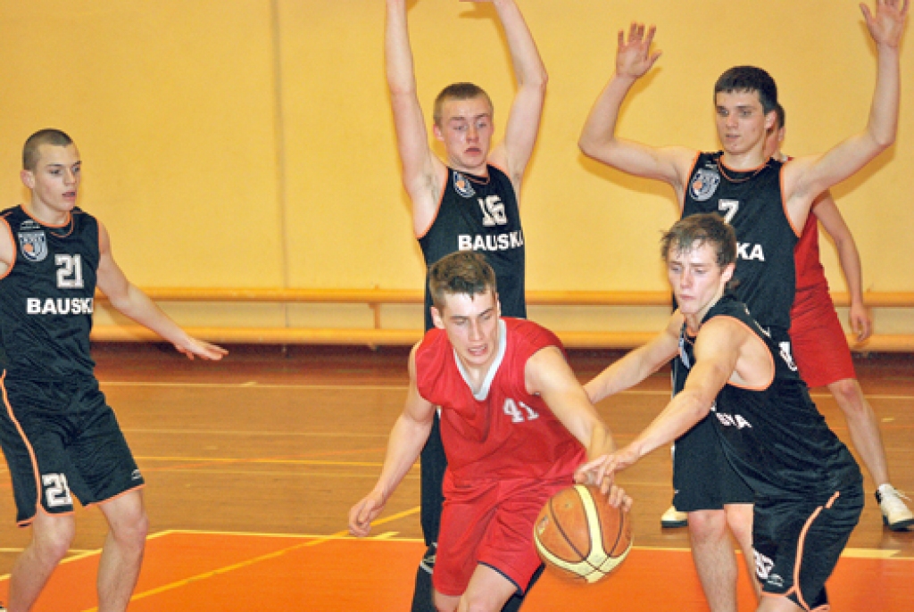 Ar bumbu pie baušķenieku groza «Iecavas» centra uzbrucējs Artūrs Rubins. 
Autors: Uldis Varnevičs