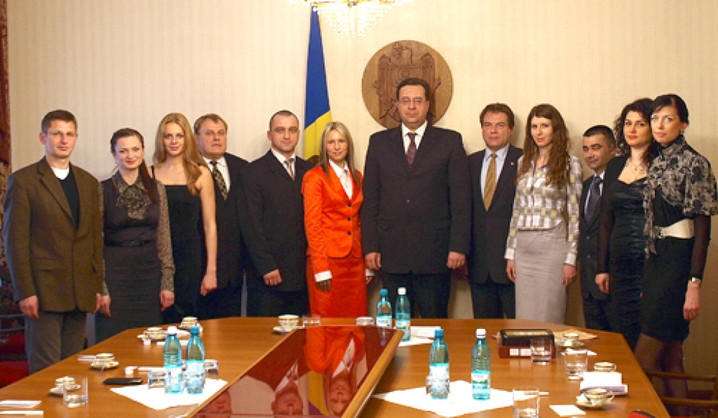 Gintauts Tarvids un viņa meita Linda starptautiskā jauniešu forumā tikās ar Moldāvijas prezidentu Marianu Lupu.
Autors: no Gintauta Tarvida albuma