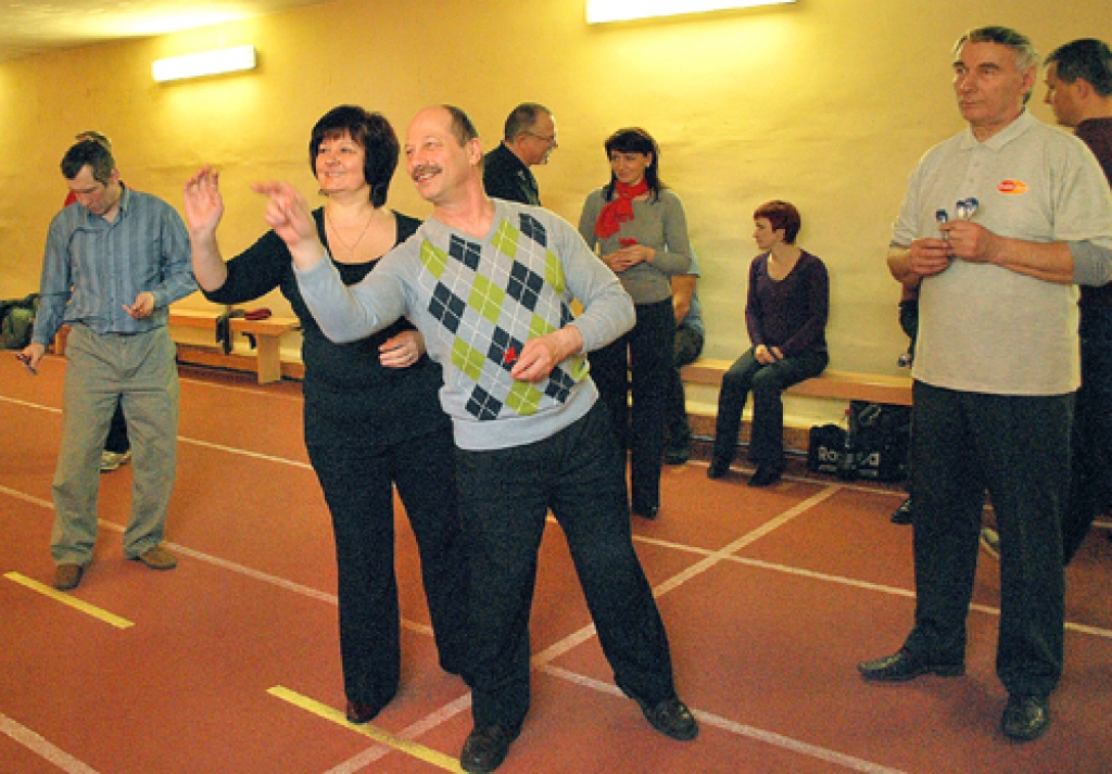 Pirms šautriņu mešanas sacensībām iesildās Bauskas un Vecumnieku novada komandas. 
Autors: Uldis Varnevičs