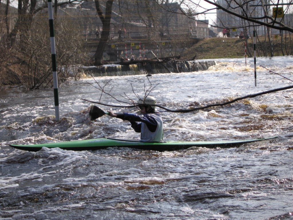 Iecavas upes straume brīvdienās liks saspringt Latvijas, Lietuvas un Igaunijas airēšanas slaloma meistariem un jaunajiem sportistiem.
Autors: Madara Ērgle
