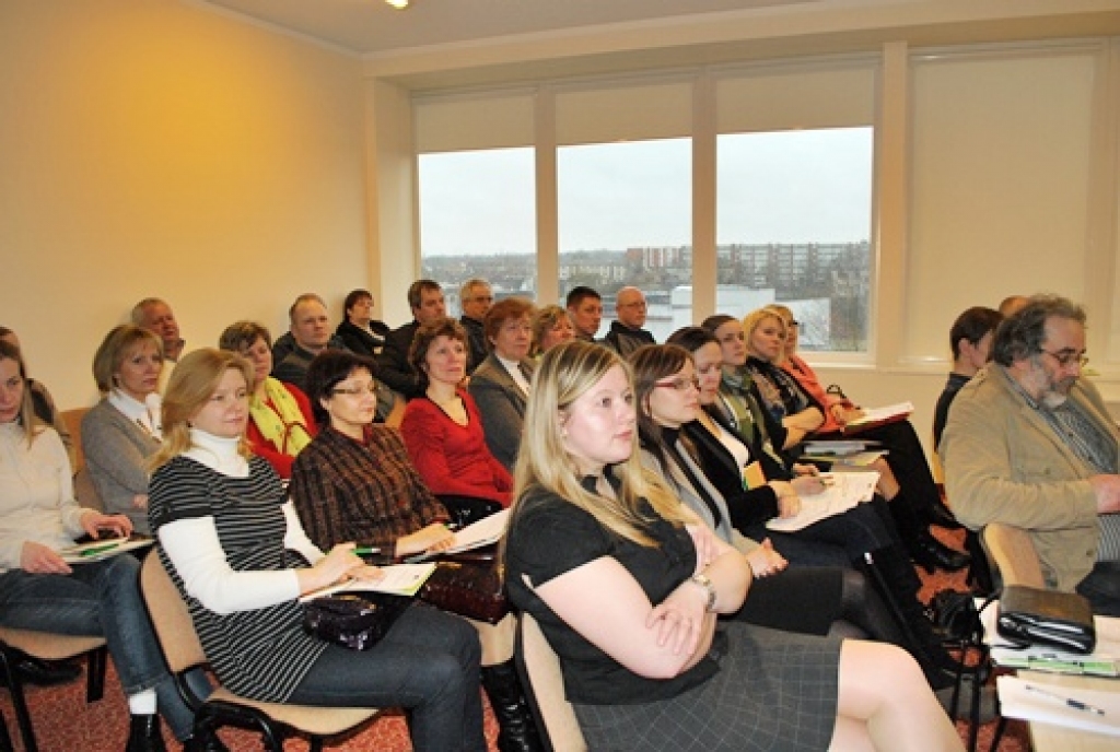 Vispasaules darba aizsardzības dienas diskusijas dalībnieki aizņēma visu nelielo semināra telpu. 
Autors: Uldis Varnevičs