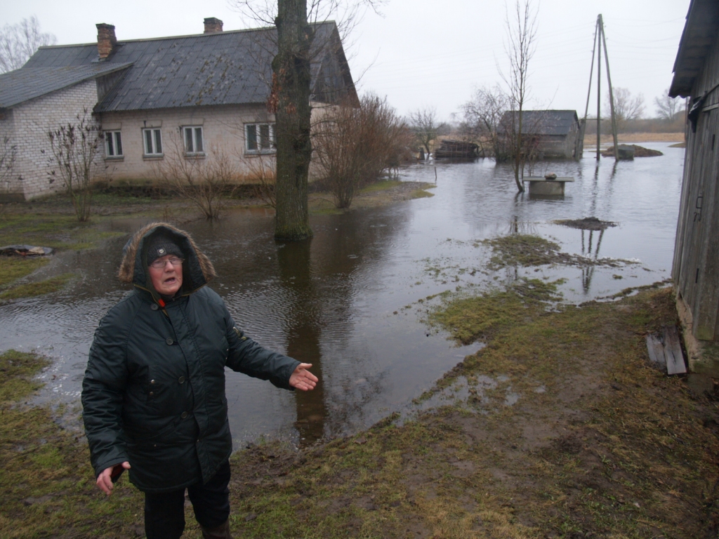 Ūdens Iecavas novada «Mazklētniekos» parņēmis sētu, liedz piekļūt kūtiņai un licis izcelt sūkni no dziļurbuma akas, rāda saimniece Dzintra Skaidrīte Bite.
Autors: Antra Ērgle