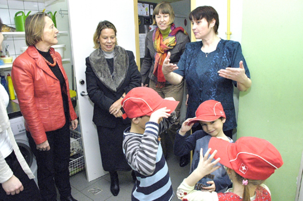 Īslīces SOS bērnu ciematā pie Anitas Ozolas (no labās) ģimenes ciemojās Šveices vēstniece Gabriela Nuci Sulpicio un Baltijas sadarbības biroja vadītāja Kristina Griedere.
Autors: Ivars Bogdanovs