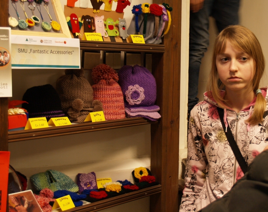 Iecavas vidusskolas audzēkne Aelita Polenca skolēnu mācību uzņēmumu konkursā saņēma «Swedbank» simpātiju balvu par drosmi, jo firmu «Fantastic Accessories» izveidojusi un vada viena pati.
Autors: Madara Ērgle