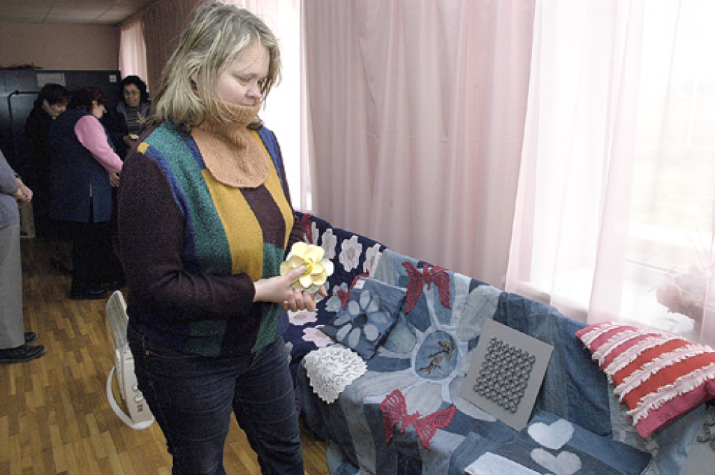 Savulaik apgūtā šuvējas profesija Nijolei Daģei joprojām pirkstos. «Pārnāku no darba veikalā, vai krītu no kājām. Tiklīdz pieķeros rokdarbiem - nogurums pazūd,» stāsta Nijole. 
Autors: Ivars Bogdanovs