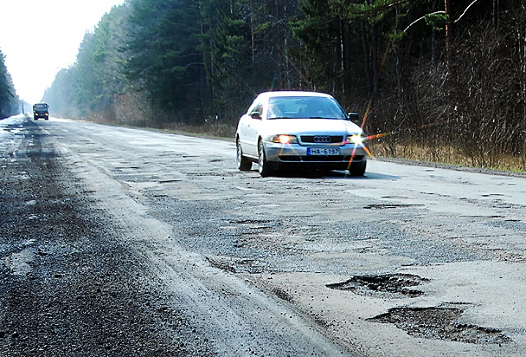Reģionos vietējās nozīmes ceļi sabrūk.