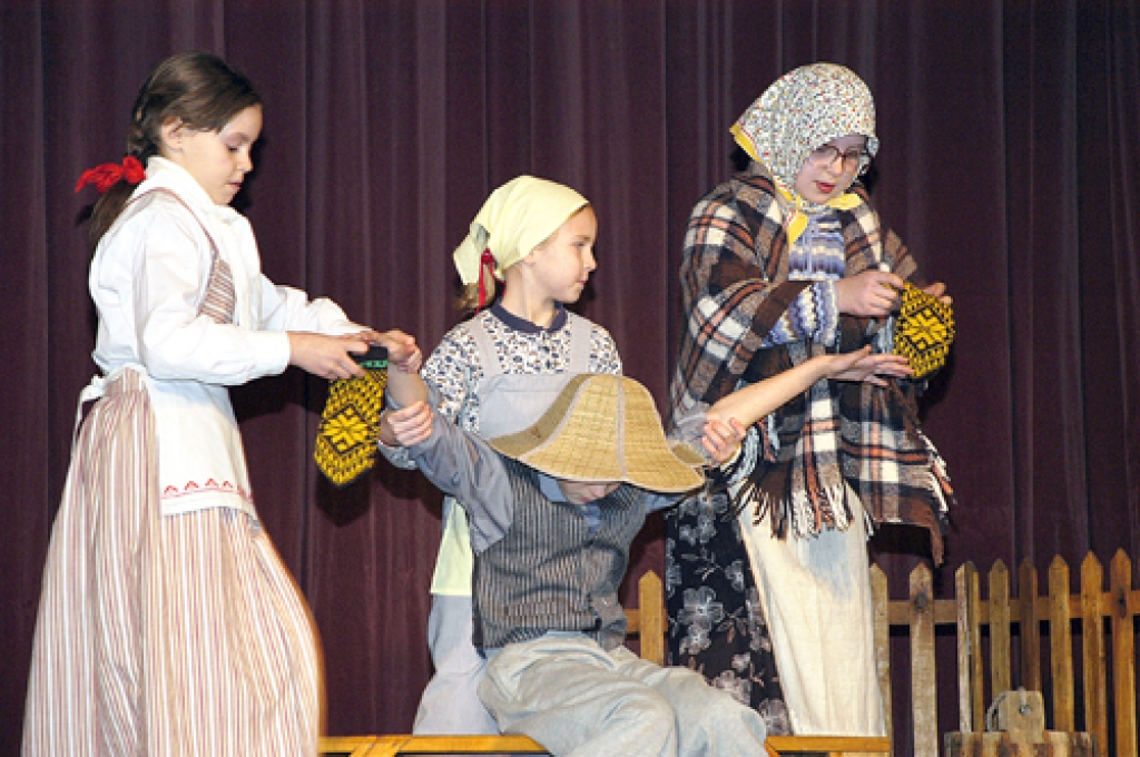 Teātra izrāžu un literāro uzvedumu skatē 2. pakāpes diplomu saņēma Svitenes pamatskolas dramatiskais pulciņš «Atslēdziņa» (vadītāja Ilgu Vaičūne) par izrādi «Tuntuļu Jurītis ganos».
Autors: no «Bauskas Dzīves» arhīva