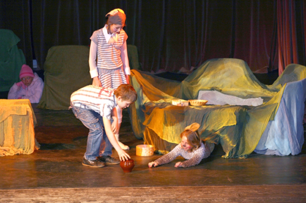 Bauskas 2. vidusskolas audzēkņi izspēlē labi zināmo epizodi par to, kā ēdelīgo Vinniju Pūku (Aleksandra Galane) no Brālīša Trusīša (Ieva Sungurova) mājas šaurās bezizejas palīdz izdabūt  Kristofers Robins (Renāts Popovičs).
Autors: Linda Kaufmane