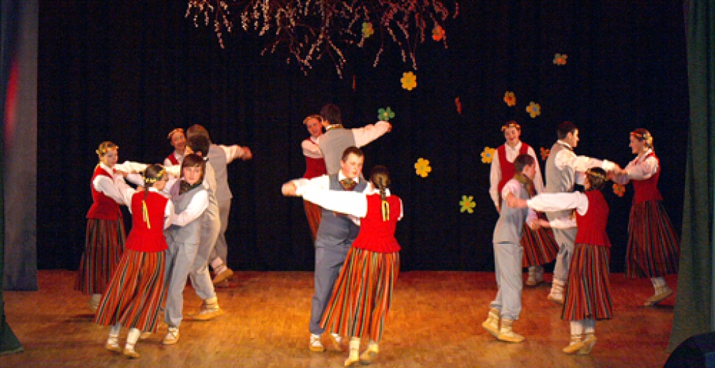 Iecavas kultūras namā aizrautīgu danci grieza Iecavas, Dzimtmisas, Vecumnieku, Skaistkalnes, Valles, Misas un Stelpas skolu audzēkņi. 
Autors: Madara Ērgle