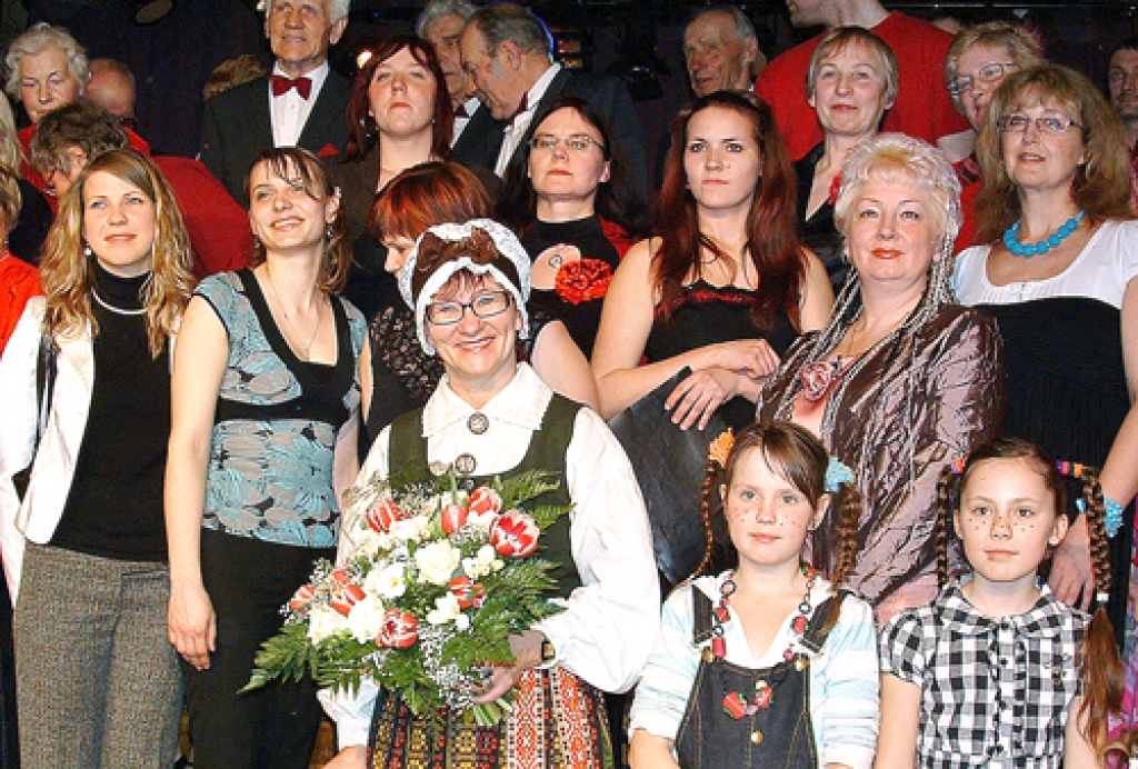 Valda Kaufmane 1. aprīlī savu pašdarbnieku lokā atzīmēja 20 darba gadus tautas namā. 4. aprīlī viņai vārda diena, arī «Bauskas Dzīves» sveicieni Valdās.
Autors: Žanna Zālīte