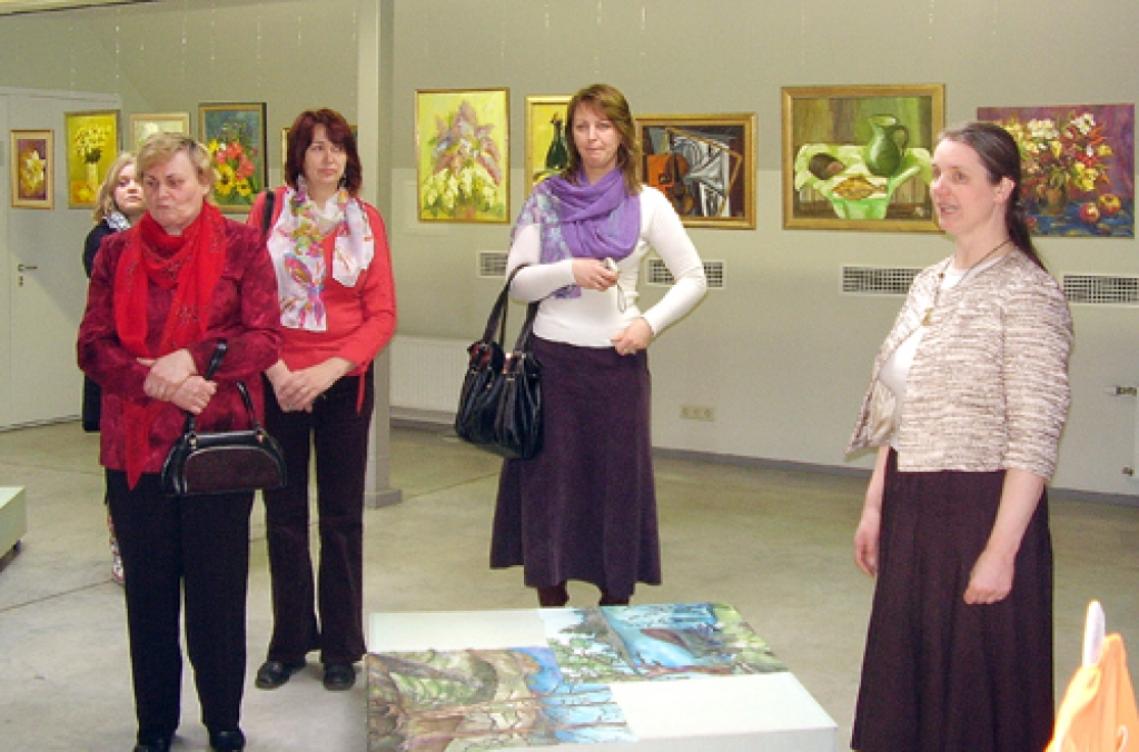 Bauskas salona «Meistars Gothards» gleznotāju grupas izstādes atvēršanā 2. aprīlī Ventspils amatu mājā. Amatu mājas vadītāja Līga Reitere – no labās.
Autors: Inga Muižniece