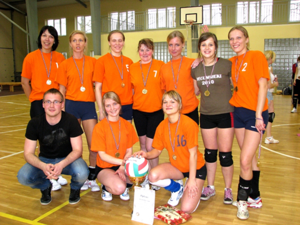 Bauskas novada atklātā čempionāta uzvarētājas un Aiņa Plūmes piemiņas kausa ieguvējas – Vecumnieku sportistes Zane Saudorga, Vita Kaniņa, Egija Caune, Kristīne Lauriņa, Dana Jaudzema, Kristīne Lankša, Ilze Kļaviņa, Vita Zālīte, Eva Dručka, Maruta Saudorga, Anda Dručka, Sindija Briča un treneris Pēteris Plūme.
Autors: Vilnis Auzāns