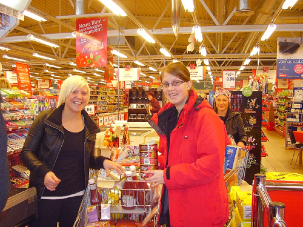 Hedemoras M. Koha ģimnāzijas izlaiduma klases jaunietes par Zviedrijā savākto naudu Bauskas lielveikalā „Rimi” pērk produktus Bauskas novada trūcīgajām ģimenēm.
Autors: Inga Muižniece