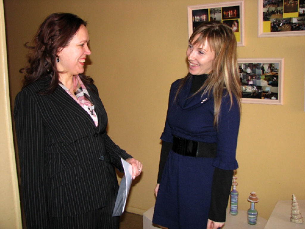 Bauskas bērnu un jauniešu centra direktore Benita Svareniece (no kreisās) un konkursā izraudzītā jauniešu lietu speciāliste Solvita Jirgensone. 
Autors: Vilnis Auzāns