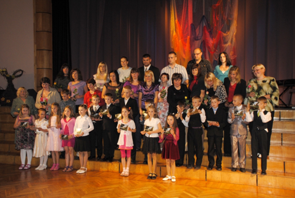 Pārpildītā Īslīces kultūras nama zālē 30. maija vakarā notika Īslīces vidusskolas sekmīgāko un veiksmīgāko skolēnu, viņu vecāku un skolotāju godināšana. 
Autors: Ivars Bogdanovs