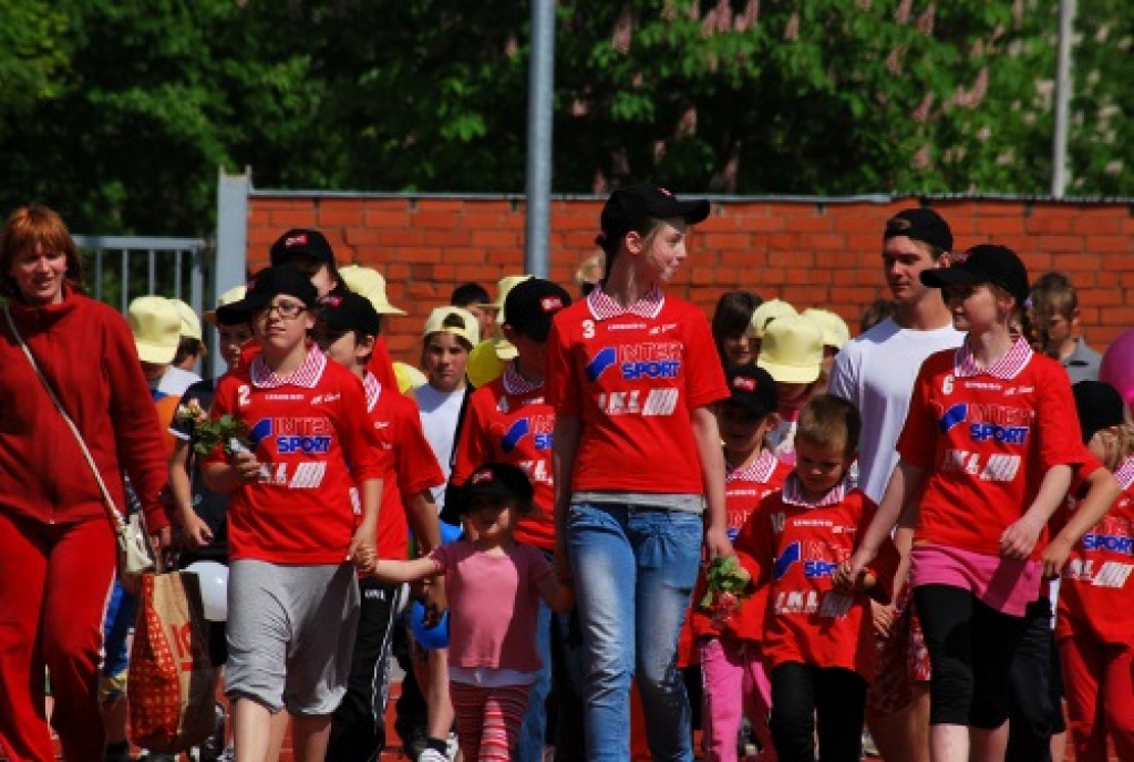 Sestdien, 28. maijā, Bauskas novada sporta bāzē risinājās daudzbērnu un maznodrošināto ģimeņu bērniem veltīti sporta svētki, ko organizēja Pestīšanas Armijas Bauskas korpusa pensionāru un invalīdu sporta grupa 