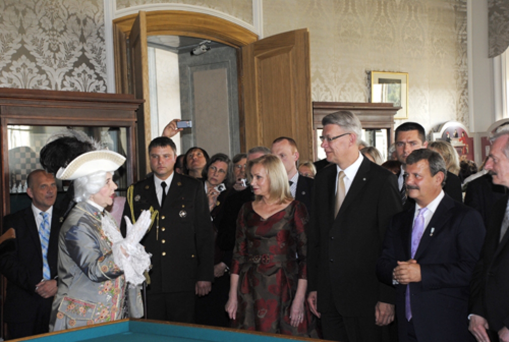 Rundāles pils 24. maijā atzīmēja savu 275. dzimšanas dienu un jubilejai par godu tika atklāta restaurēta Biljarda zāle, izstāde «Biljards un citas spēles», kā arī prezentēta pils jubilejas monēta. Pasākuma noslēguma skanēja koncerts...
Autors: Ivars Bogdanovs