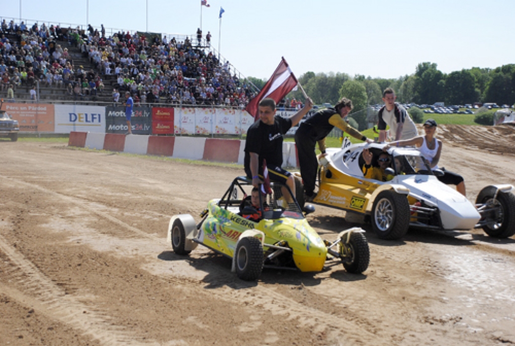 Sacensības notika 21. un 22. maijā sporta kompleksā «Mūsa» piecās klasēs, no kurām vienā – «Buggy B 600» – bija Latvijas čempionāta posms. 

Eiropas čempionātā latvieši lielākās cerības lika uz Aldi Zēbergu un Māri Līci. Latvijas...
Autors: Ivars Bogdanovs