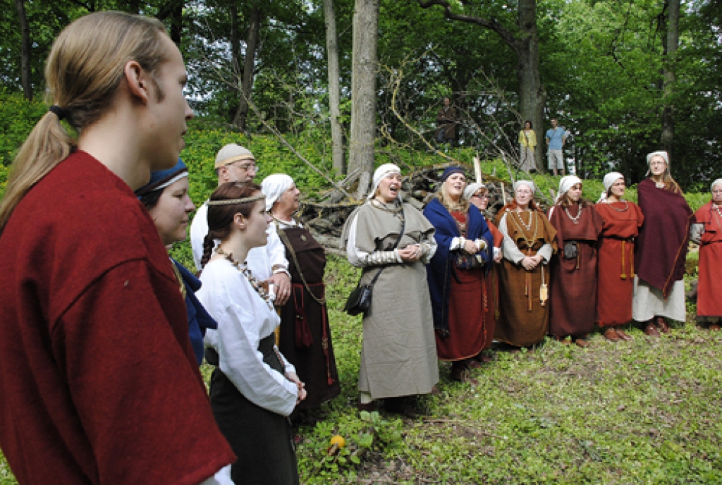 Mežotnes pilskalna svētki notika jau piekto reizi. Tos organizēja zemgaļu kultūras biedrība  «Upmale» un Rundāles novada dome, kuras teritorijā atrodas objekts. Svētkos piedalījās folkloristi, vēstures klubu pārstāvji, amatnieki, loka...
Autors: Ivars Bogdanovs