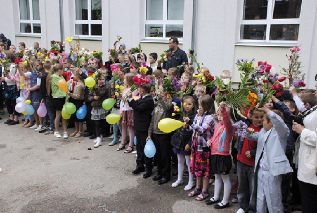Ar pēdējā zvana svinībām šodien devīto un divpadsmito klašu skolēni noslēdz mācības. Izlaidumi gan absolventiem notiks jūnijā, taču jau nākamnedēļ sāksies eksāmenu «maratons». Šodien līdztekus citām novada skolām pēdējo zvanu atzīmēja arī...
Autors: Ivars Bogdanovs