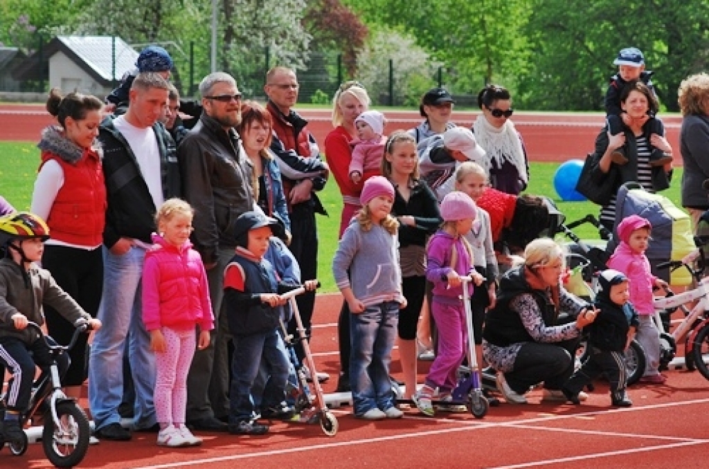 Sestdien, 14. maijā, Bauskas novada pašvaldības sporta bāzēs notika Ģimenes dienai veltīti sporta pasākumi. Piedāvājam ieskatu badmintona turnīrā, kurš notika sporta namā «Mēmele», un pašu mazāko sportistu sacensību fotogrāfijas, kuri...
Autors: Uldis Varnevičs