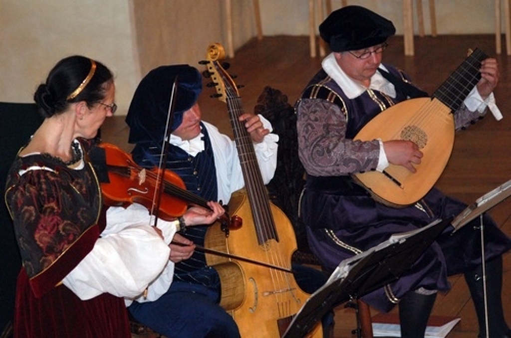 Daudz apmeklētāju Muzeju nakts laikā - 14.maija vakarā - piedzīvoja Bauskas pils. Visvairāk ļaužu te sestdien pulcējās no pulksten septiņiem līdz desmitiem vakarā. Piedāvājums arī plašs - izstādes, senā mūzika un dejas, atrakcijas pils...
Autors: Uldis Varnevičs