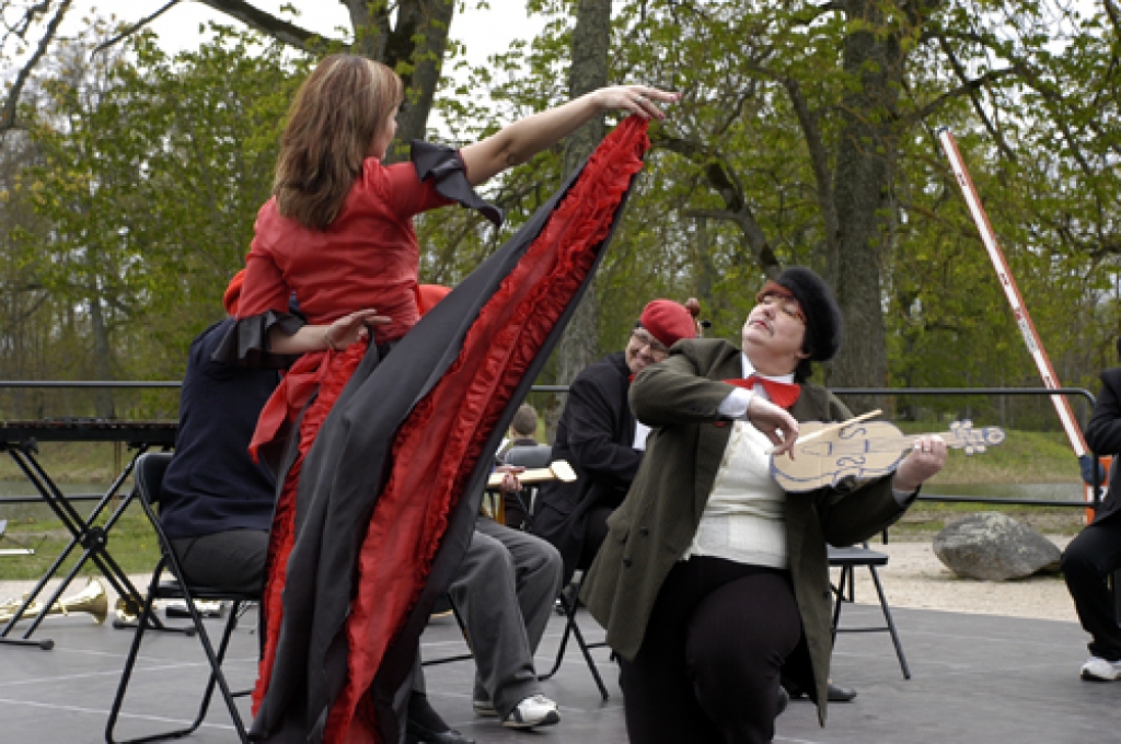 Ar Mākslas dienām veltītu pasākumu sestdien, 7. maijā, Pilsrundālē pie viesu nama «Baltā māja» pirmoreiz iemēģināta pašvaldības iegādātā saliekamā skatuve. 

Koncertā piedalījās Rundāles novada amatierkopas un ciemiņi no Bauskas novada,...
Autors: Ivars Bogdanovs