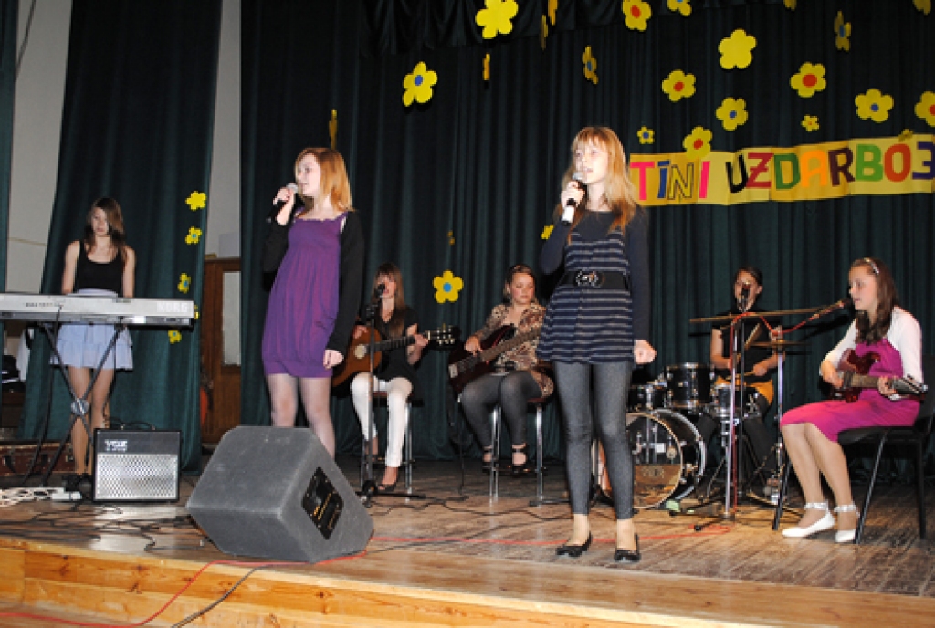 Kurmenē jau astoto reizi bija organizēts festivāls «Tīņi uzdarbojas». Mūzikas pedagogiem ir iespēja rādīt gan pirmsskolas, gan skolas vecuma bērnu dziedātprasmi. Vietējā tautas nama vadītāja Sarmīte Ķīse trāpīgi raksturoja visus 6. maija...
Autors: Juris Iļņickis