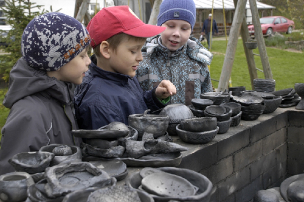 4. maijā visos četros mūspuses novados oficiāli tika atklāta šīs vasaras tūrisma sezona. Publikas plaši apmeklēts bija pasākums Rundālē – «Baltajā mājā» tika kurināts un atvērts ceplis. Interesenti un keramikas darbu autori trešdien ap...
Autors: Ivars Bogdanovs