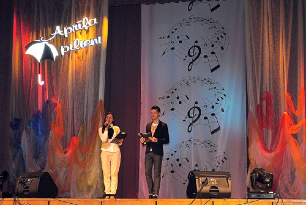 Īslīces kultūras namā no 28. līdz 30. aprīlim norisinājās tradicionālais populārās mūzikas izpildītāju konkurss «Aprīļa pilieni». Nu jau šis konkurss kļuvis starptautisks. Ieskatam - fotogalerija.