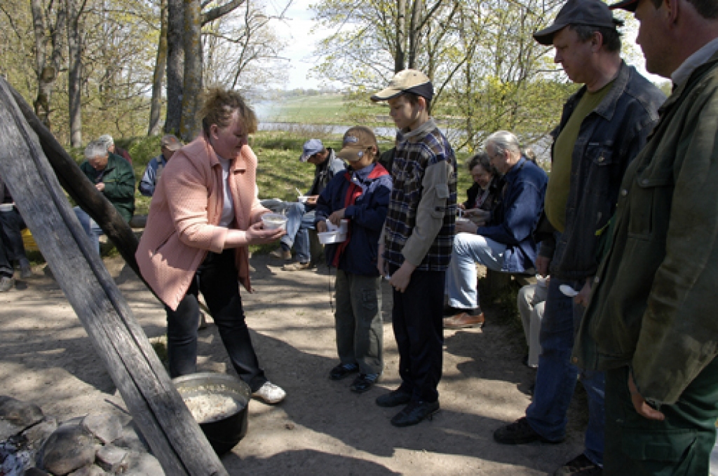 Čakli talkotāji sestdien, 30. aprīlī, bija rundālieši. Pils muzeja darbinieki, piemēram, sakopa Mežotnes baznīcas apkārtni, tika veikti arī citi darbi.
Autors: Ivars Bogdanovs