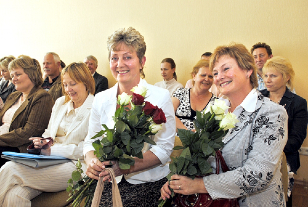 Bauskas sākumskolas direktore Linuta Ģerģe (no kreisās) un Īslīces vidusskolas direktore Vija Ieleja.