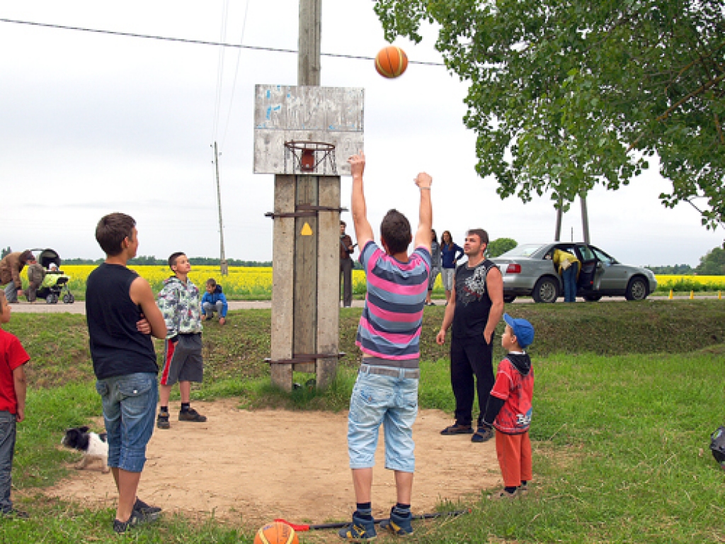 Lieli un mazi aktīvās atpūtas cienītāji svētdien, 29. maijā, mērojās spēkiem jautrās sacīkstēs Iecavas novada Audrupu ciemata jaunveidojamā sporta un rotaļu laukumā. 