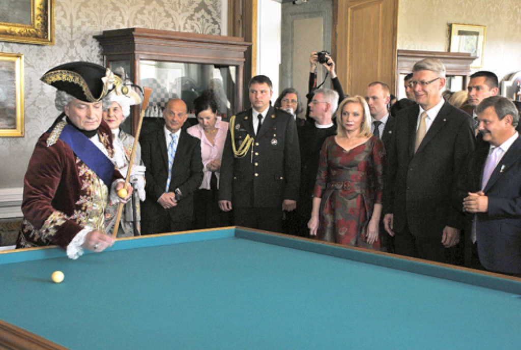 Valsts prezidentam Valdim Zatleram, Lilitai Zatlerei, Borisam un Inārai Tetereviem karambolas spēli Rundāles pils muzeja jaunajā Biljarda zālē demonstrē Kurzemes hercogs Bīrons. Viņa tēlā iejuties Aivars Tauriņš.