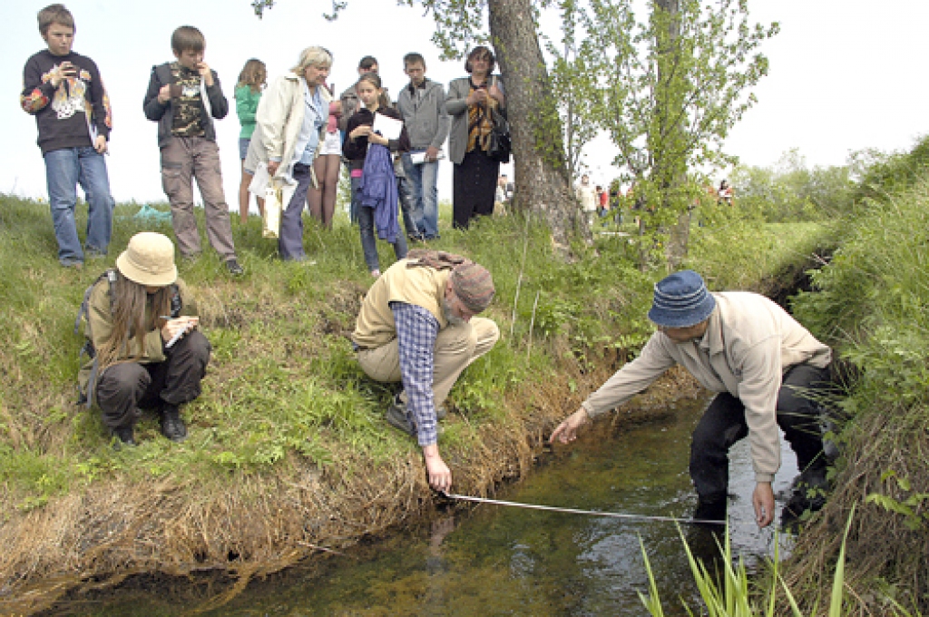 Kulšēnu avota ūdens tilpumu mēra ģeologi.