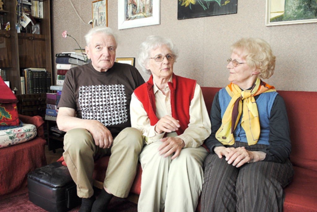 Rasma Krampe (no kreisās) trijos gados pieradusi pie lauku dzīves, mītot kopā ar dvīņumāsu Valdu Āboliņu un viņas vīru Juri Ceraukstē. 