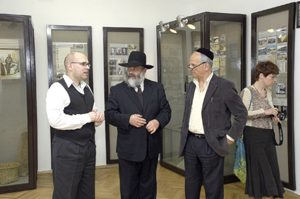 Bauskas muzejā viesojas ebreju draudzes rabīns Menahems Barkahans (otrais no kreisās), Leonīds Brainins, Rīgas Geto muzeja darbiniece Viktorija Šaldova. Viņus uzņēma muzeja speciālists Aigars Urtāns.